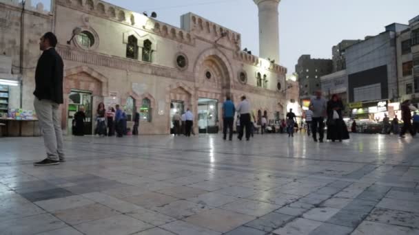 Toeristen Gebeden Wandelen Buiten Oude Moskee Amman Jordanië — Stockvideo