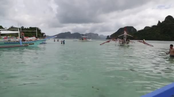 Barcos Com Pessoas Água Com Montanhas Fundo — Vídeo de Stock