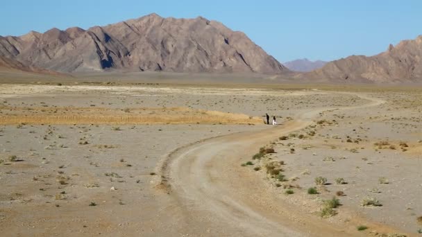 Menschen Fuß Auf Straße Der Wüste Iran — Stockvideo