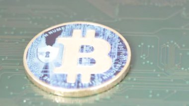 altın sikke yeşil elektrik devresi bitcoin sembolü ile yakın çekim görüntüleri