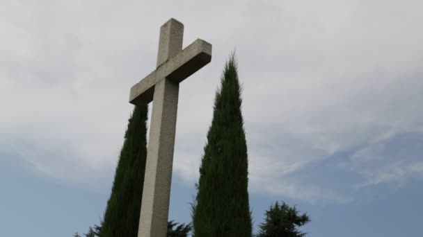 Cruz Pedra Católica Ciprestes Contra Céu Nublado Itália — Vídeo de Stock