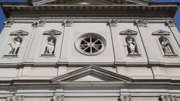 Vista Inferior Esculturas Antigas Fachada Igreja Católica Comasco Olgiado Itália — Vídeo de Stock