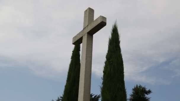 カトリックの石造りの十字やヒノキがイタリアで曇り空を背景 — ストック動画