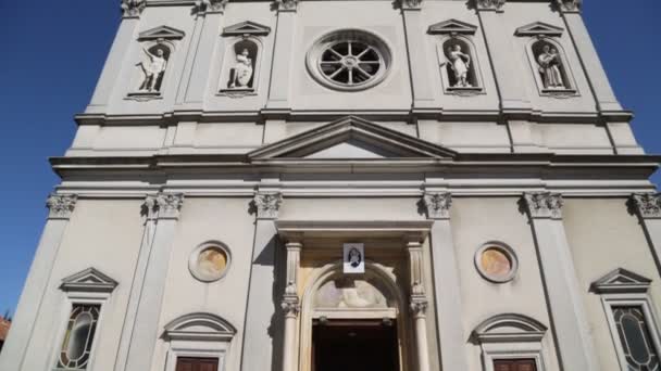 Undersidan Katolska Kyrkan Framför Klar Himmel Olgiate Katrineholm Italien — Stockvideo