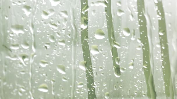Nahaufnahmen Von Wassertropfen Auf Fensterscheiben Mit Verschwommenem Hintergrund — Stockvideo