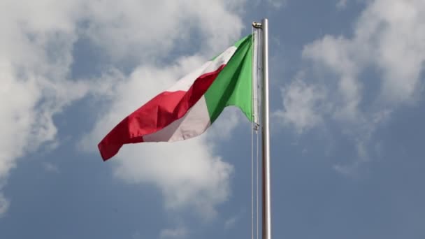 Bandera Italiana Ondeando Por Viento Contra Cielo Nublado — Vídeo de stock