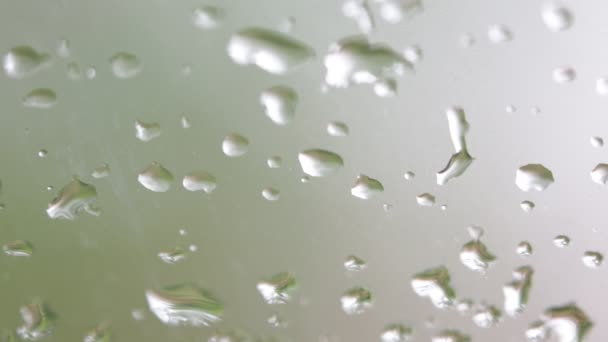 Närbild Bilder Vattendroppar Fönsterglas Med Suddig Bakgrund — Stockvideo