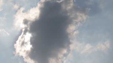 Gökyüzünde hareket eden bulutların manzaralı görüntüleri