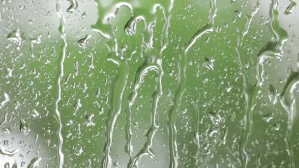 images en gros plan de gouttelettes d'eau sur verre de fenêtre avec fond naturel flou 