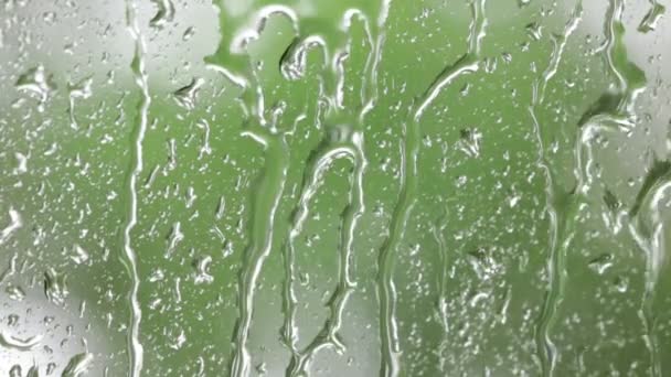 Primer Plano Las Gotas Agua Cristal Ventana Con Fondo Natural — Vídeos de Stock