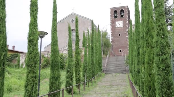 Selvi Ağaçları Yakınındaki Antik Kilise Talya — Stok video