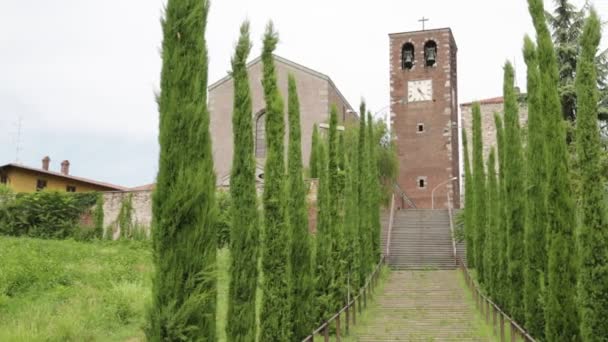 Selvi Ağaçları Yakınındaki Antik Kilise Talya — Stok video