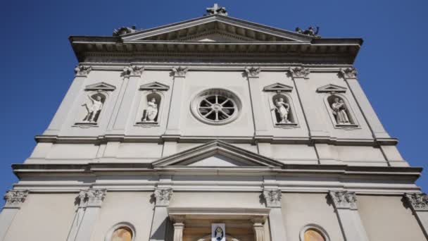 底部观看古代天主教教堂对蓝天在意大利的奥贾特漫画 — 图库视频影像