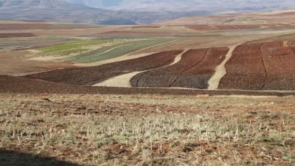 Desenfoque Lesotho Malealea Pueblo Calle Cerca Las Montañas Campos Cultivo — Vídeo de stock