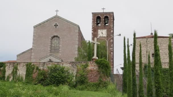 Selvi Ağaçları Yakınındaki Antik Kilise Talya — Stok video