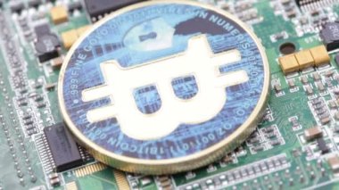 bilgisayar anakart bitcoin sembolü ile altın sikke yakın çekim görüntüleri