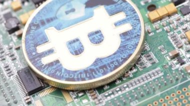 altın madeni para bitcoin ile yakın çekim görüntülerini bilgisayar anakart üzerinde oturum
