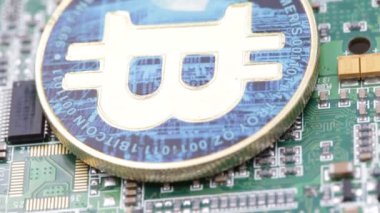 altın madeni para elektrik devresi bitcoin sembolü ile yakın çekim görüntüleri