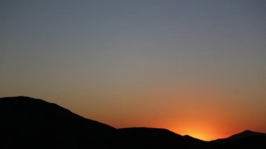 güzel kırmızı günbatımı Güney Afrika'da tepeler üzerinde dramatik görüntüleri