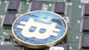 altın madeni para ile bitcoin görüntülerini kayıt üzerinde elektrik devresi