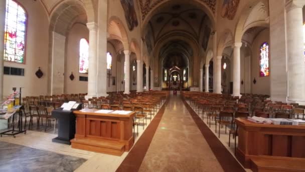 Внутри Красивой Античной Церкви Италии — стоковое видео