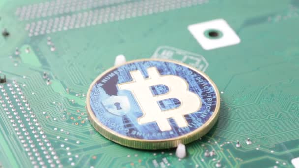 Beelden Van Gouden Munt Met Bitcoin Ondertekenen Computer Circuit — Stockvideo