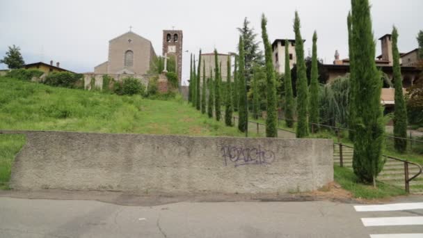Ciprestes Perto Igreja Antiga Itália — Vídeo de Stock