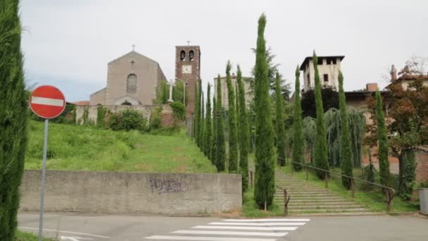 Cypress Träd Nära Antika Kyrkan Italien — Stockvideo