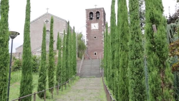 Cipreses Cerca Antigua Iglesia Italia — Vídeo de stock