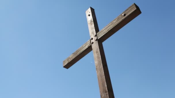 Low Angle View Wooden Cross Blue Sky Italy — Stock Video