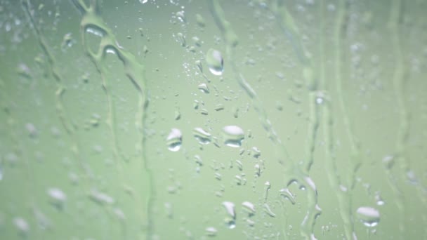 images en gros plan de gouttelettes d'eau sur verre de fenêtre avec fond naturel flou 