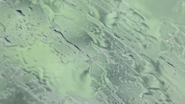 Крупным Планом Кадры Капель Воды Оконном Стекле Размытым Естественным Фоном — стоковое видео