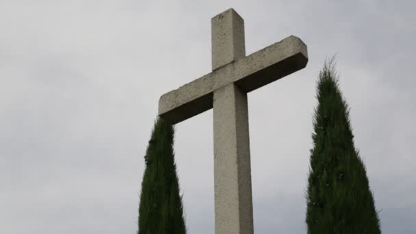 Katolicki Krzyż Kamienny Cyprysów Przeciwko Pochmurnego Nieba Włochy — Wideo stockowe