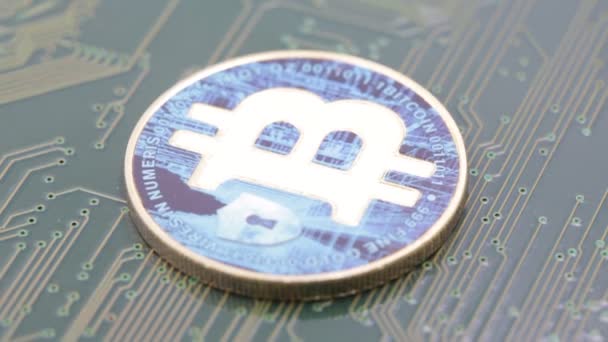 Primer Plano Moneda Oro Con Signo Bitcoin Circuito Verde Eléctrico — Vídeos de Stock