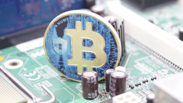 Close Beelden Van Gouden Munt Met Bitcoin Ondertekenen Elektrische Circuit — Stockvideo