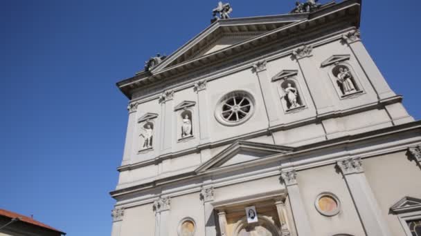 Alt Görünümü Görüntülerini Antik Katolik Kilisesi Karşı Mavi Gökyüzünde Olgiate — Stok video