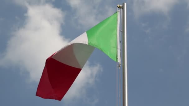 Bandera Italiana Ondeando Por Viento Contra Cielo Nublado — Vídeo de stock