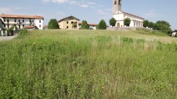 Veduta Panoramica Della Chiesa Cattolica Con Cielo Azzurro Sullo Sfondo — Video Stock