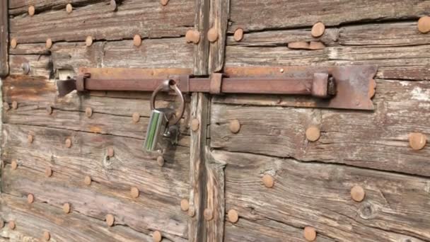 Närbild Stängd Gamla Trädörr Med Lock — Stockvideo