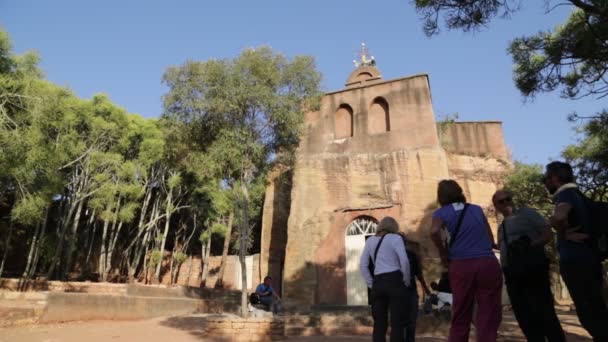 Vista Panoramica Persone Non Identificate Vicino Alla Vecchia Chiesa — Video Stock