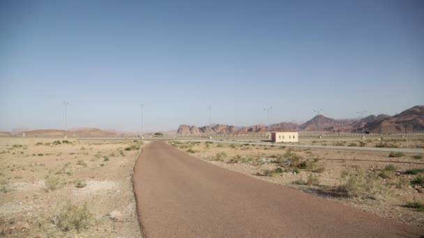 山の近くの砂漠で車 — ストック動画