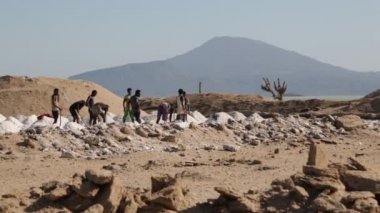 doğal tuz sektöründe çalışan kimliği belirsiz kişilerin görünümünü 