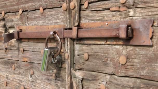 Närbild Stängd Gamla Trädörr Med Lock — Stockvideo