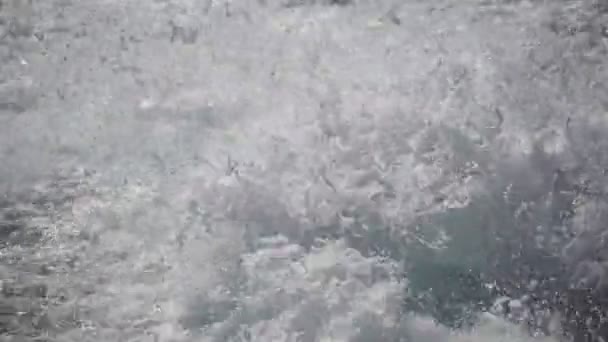 Τους Παφλασμούς Νερού Στην Θάλασσα Αφρού Και Αφρός — Αρχείο Βίντεο