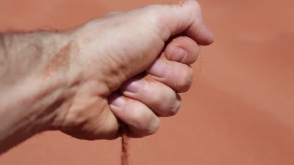 Ausgeschnittene Ansicht Eines Mannes Der Sand Aus Der Hand Schüttet — Stockvideo