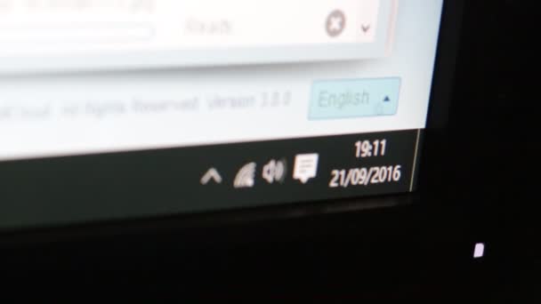 Bilgisayar Monitörünün Köşesindeki Saatin Yakın Çekim Görüntüleri — Stok video