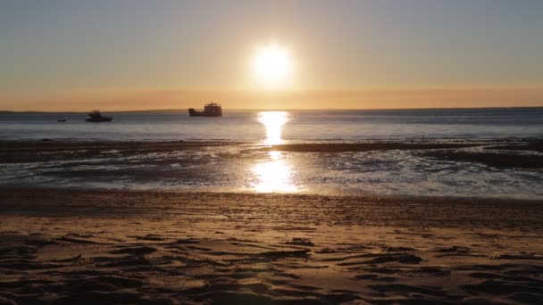 日没時にオーストラリアの海に浮かぶボート — ストック動画