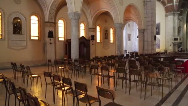 Történelmi Gyönyörű Régi Olasz Katolikus Templom Belsejében — Stock videók