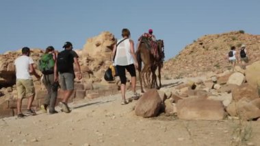 Doğal görünümü gündüz sırasında çölde kimliği belirsiz kişi ve deve karavan