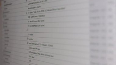yığın e-posta harflerin bilgisayar ekranında görüntülenen yakın çekim görüntüleri
